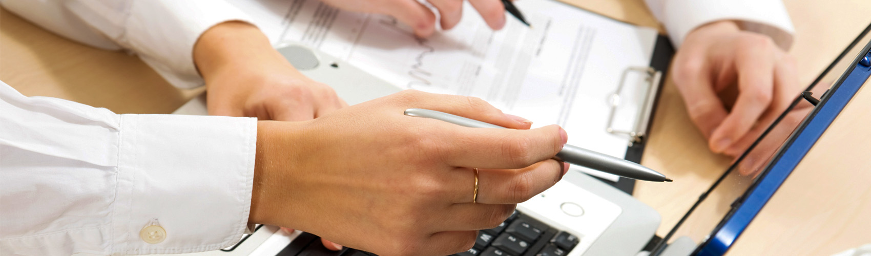 Banner, hands of two people working at a laptop