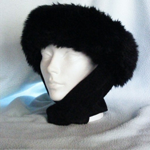 Head model with black hat