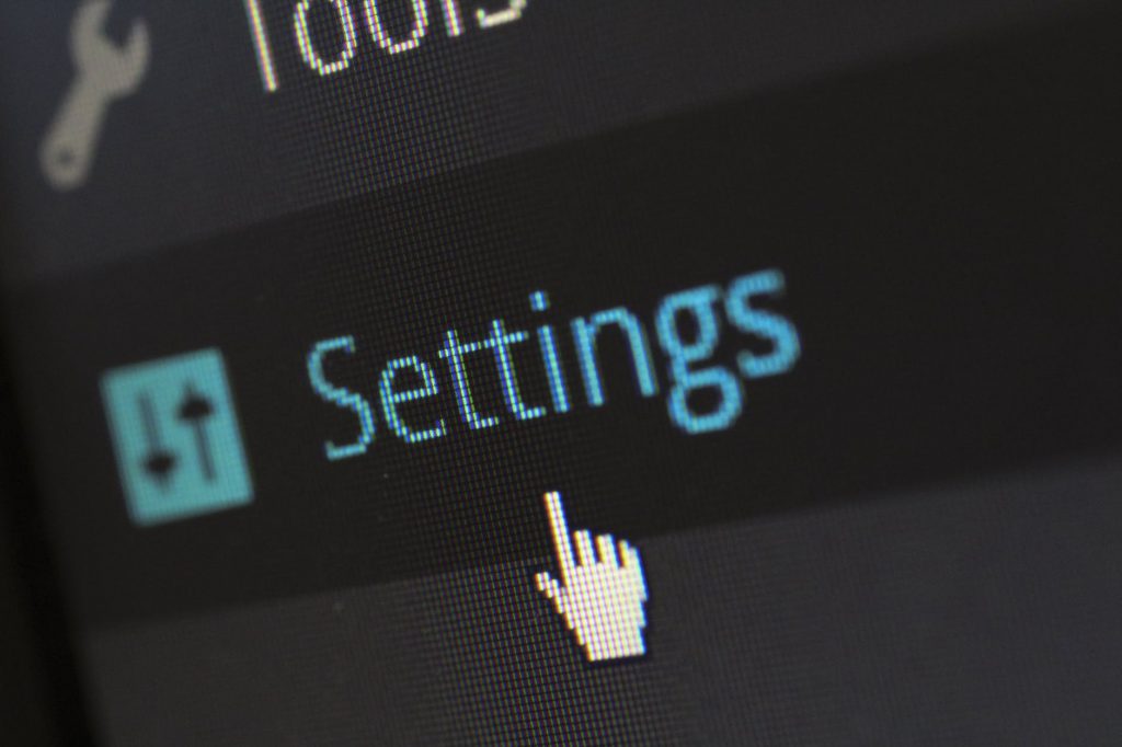 A icture of a computer keyboard with one key saying "settings"